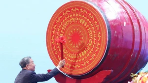 Party General Secretary To Lam beats the drum to open new school year 2025–2026. (Photo: VNA) 