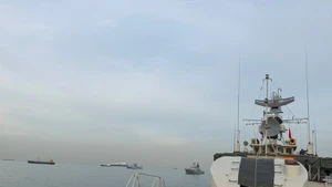 Ship 09 of Brigade 171 of the Viet Nam People’s Navy operates in Indonesian waters alongside naval vessels from participating countries during the AUMX-2 exercise. (Photo: VNA)