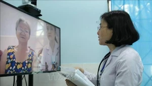 A doctor from the medical centre of Ward 16, Go Vap district, Ho Chi Minh City is providing an online medical examination for a patient. (Photo: VNA)