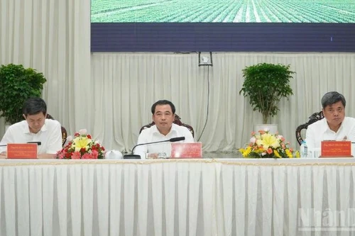 Politburo member and Minister of Agriculture and Environment Tran Duc Thang (centre) chairs the conference.