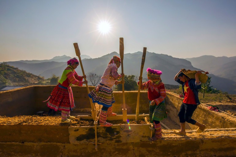 Women use heavy wooden mallets to tamp down each layer of soil. b8c3c5fb391a8a44d30b5-652-820.jpg