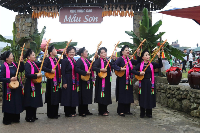 Beyond its natural beauty, the geopark preserves invaluable intangible cultural heritage, reflecting the lifestyle, cuisine, clothing, folk songs, and dances passed down through generations of ethnic minorities. (Photo: baodantoc.vn) z5868573811665-f81704b8528b5ccac90c709efb56c0a4.jpg
