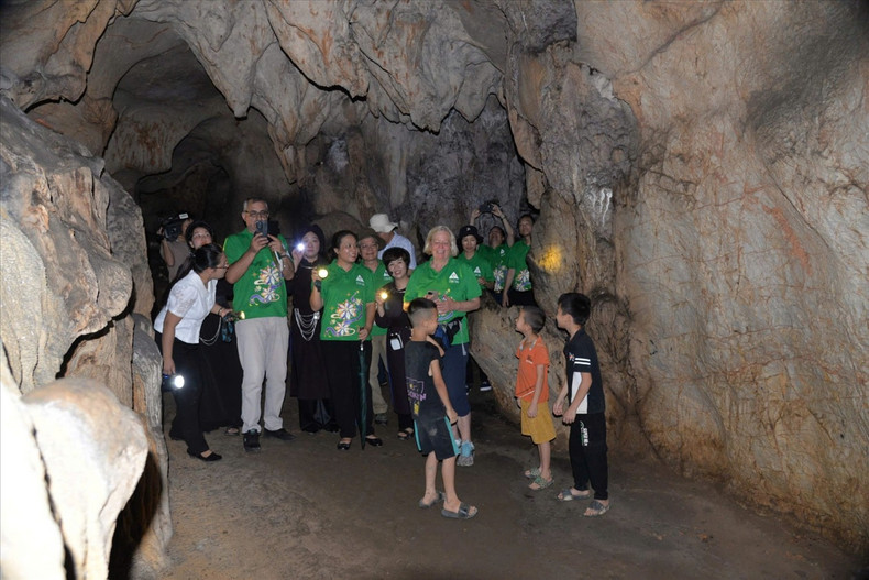 Tourists explore prehistoric relics in Tham Khuyen Cave (Binh Gia District) (Photo: baodantoc.vn) z5866220458190-32187b6f16e82d98a5a43dbe705c1b3e.jpg