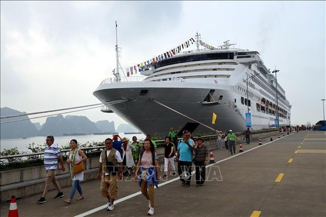The cruise ship Pacific World brings around 1,700 tourists to Quang Ninh. (Photo: VNA)