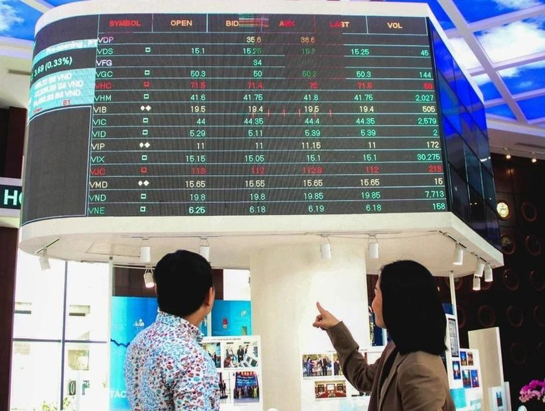 Investors monitor stock market developments at the Ho Chi Minh City Stock Exchange (HOSE). (Photo: VNA) chung-khoan-huy-niem-yet-1569jpg-4190.jpg