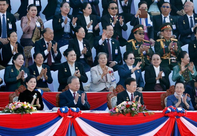 Party General Secretary To Lam and his spouse, along with other delegates, attend the ceremony marking the 50th National Day of Laos and the 105th birthday of President Kaysone Phomvihane. (Photo: VNA)