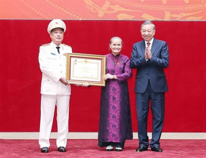 Party General Secretary To Lam (R) presents the title "Hero of the People’s Armed Forces" to the spouse of late Minister of Public Security Le Minh Huong. (Photo: VNA) Party General Secretary To Lam (R) presents the title "Hero of the People’s Armed Forces" to the spouse of late Minister of Public Security Le Minh Huong. (Photo: VNA)