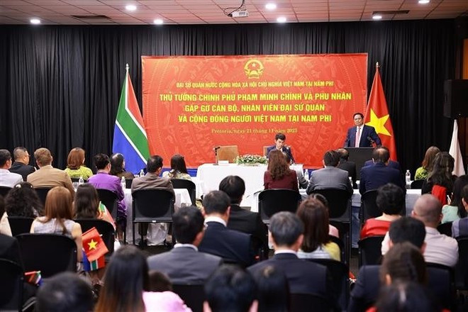 Prime Minister Pham Minh Chinh speaks at the meeting with officials and staff of the Vietnamese Embassy, and members of the Vietnamese community in South Africa on November 21 afternoon (local time) as part of his ongoing trip to the country for the G20 Summit and bilateral activities. (Photo: VNA)