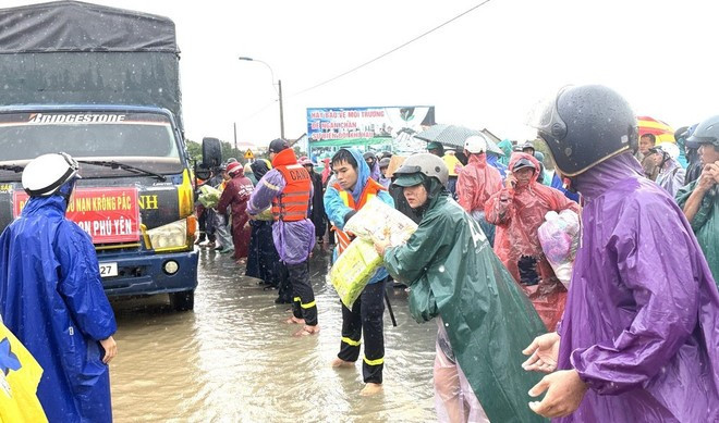 Food supplies delivered to residents in flood-hit Hoa Thinh commune, Dak Lak province. (Photo: VNA)