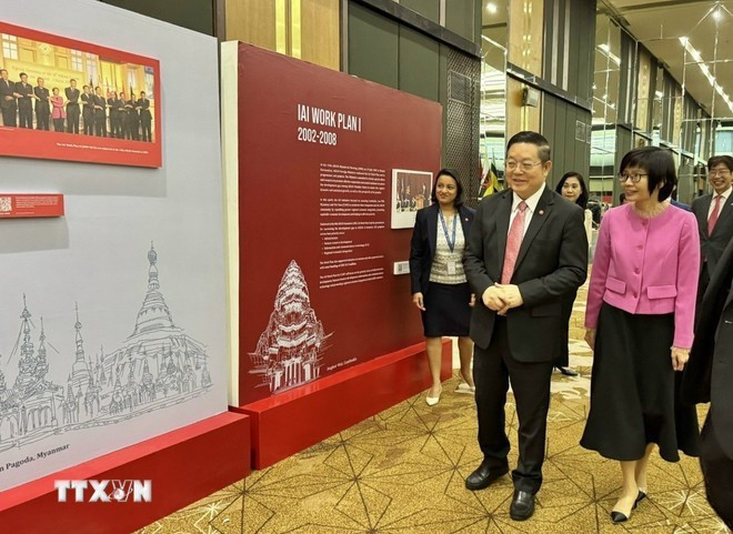 From right: Ambassador Ton Thi Ngoc Huong, Permanent Representative of Viet Nam to ASEAN (1st) and ASEAN Secretary-General Kao Kim Hourn (2nd) visit the exhibition. (Photo: VNA) From right: Ambassador Ton Thi Ngoc Huong, Permanent Representative of Viet Nam to ASEAN (1st) and ASEAN Secretary-General Kao Kim Hourn (2nd) visit the exhibition. (Photo: VNA)