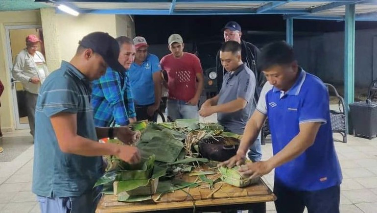 Vietnamese experts and local Cubans wrapping ‘banh chung’ for Tet. cuba-3.jpg