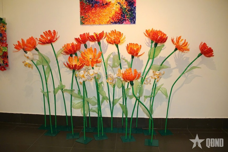 A recycled plastic bottle art on display at the exhibition (Photo: qdnd.vn) trienlam6.jpg