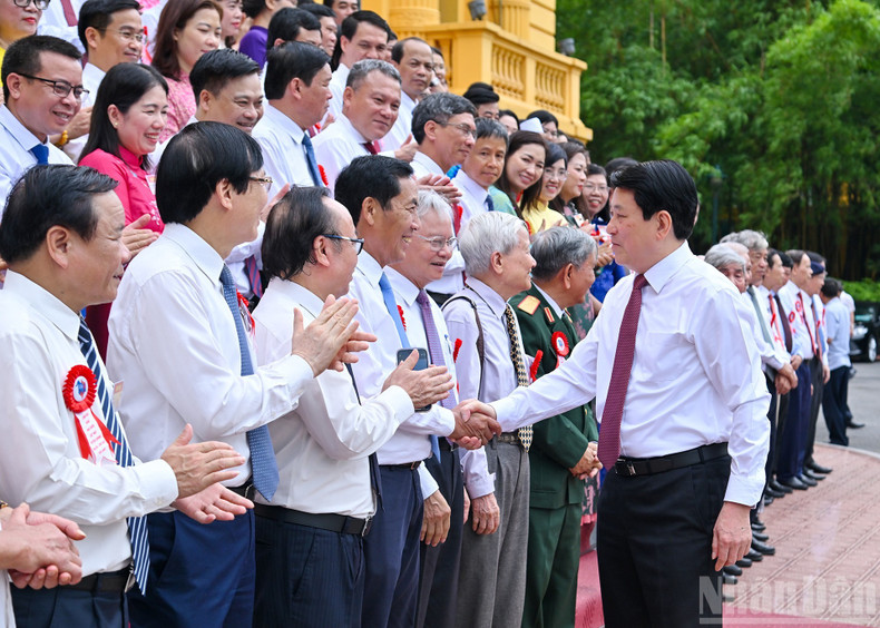 President Luong Cuong and delegates at the meeting.