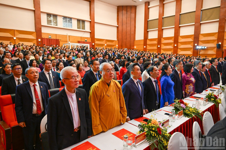 The congress gathers 346 delegates representing more than 5,000 Party members of the Party Committee of the Viet Nam Fatherland Front and Central Mass Organisations The congress gathers 346 delegates representing more than 5,000 Party members of the Party Committee of the Viet Nam Fatherland Front and Central Mass Organisations