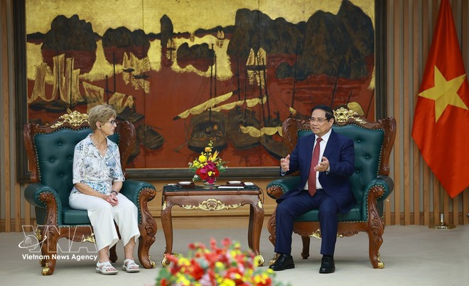 Prime Minister Pham Minh Chinh (right) hosts a delegation from Eisenhower Fellowships in Ha Noi on March 17 (Photo: VNA)