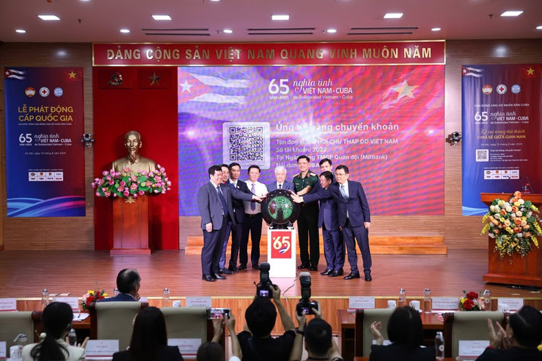 At the launch of the national donation campaign to support the Cuban people. (Photo: VNA) phadong.jpg
