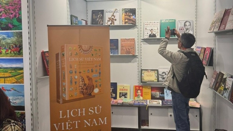 The exhibition corner of Viet Nam’s history books attracts significant interest from international readers. frankfurt-3.jpg
