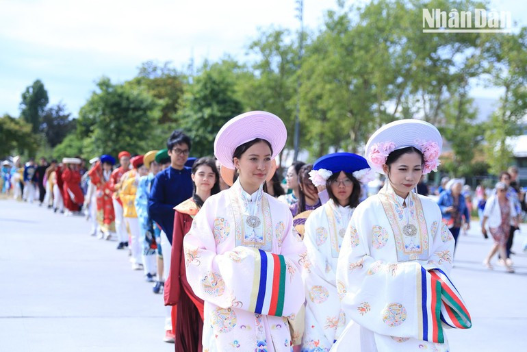 Over 100 international students joined Vietnamese residents in France and French friends for an Ao Dai parade at Place Glotin 3-3.jpg
