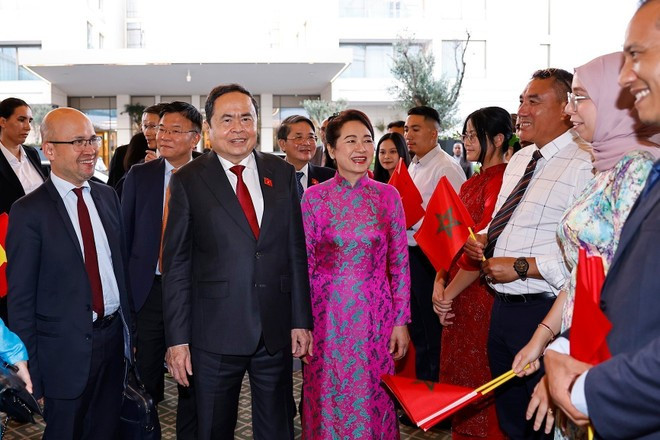 Vietnamese Ambassador to Morocco Le Kim Quy, staff of the Vietnamese Embassy and Vietnamese people in Morocco welcome National Assembly Chairman Tran Thanh Man and his wife. (Photo: VNA) Vietnamese Ambassador to Morocco Le Kim Quy, staff of the Vietnamese Embassy and Vietnamese people in Morocco welcome National Assembly Chairman Tran Thanh Man and his wife. (Photo: VNA)