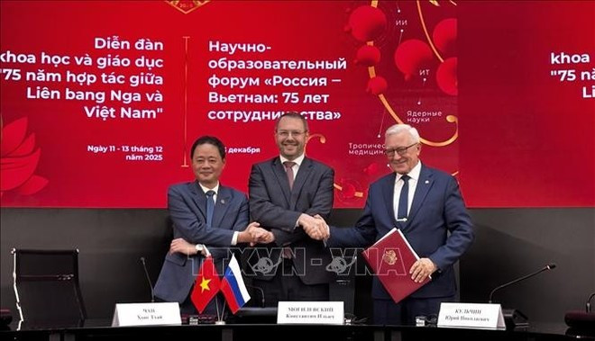 Signing ceremony of the cooperation agreement between the Viet Nam Academy of Science and Technology (VAST) and the Russian Academy of Sciences. (Photo: VNA)