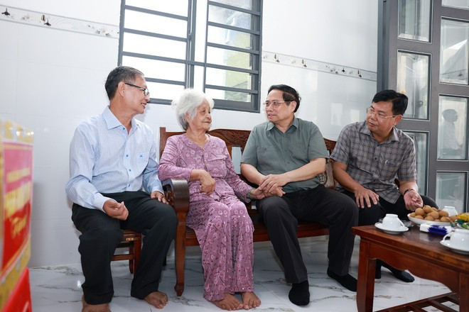 PM Pham Minh Chinh (second from right) visits 85-year-old Nguyen Thi Co (second from left), a revolution contributor in Binh My commune of An Giang province, on July 20. (Photo: VNA) PM Pham Minh Chinh (second from right) visits 85-year-old Nguyen Thi Co (second from left), a revolution contributor in Binh My commune of An Giang province, on July 20. (Photo: VNA)