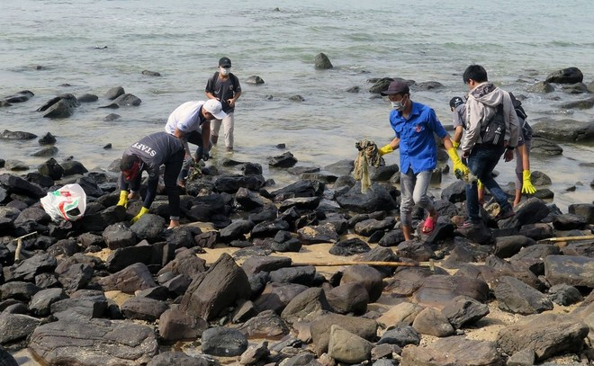 Young people of Phu Yen province participate in cleaning up Hon Yen beach area. (Photo: VNA) Young people of Phu Yen province participate in cleaning up Hon Yen beach area. (Photo: VNA)