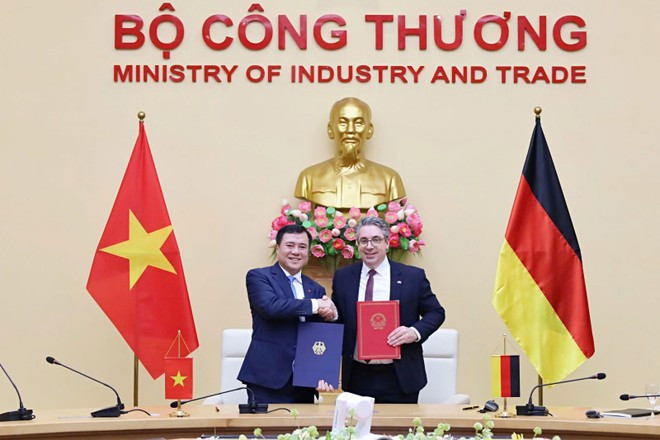 Viet Nam’s Deputy Minister of Industry and Trade Nguyen Sinh Nhat Tan and Parliamentary State Secretary at the German Ministry for Economic Affairs and Energy Stefan Rouenhoff sign the minutes of the 3rd meeting of the Joint Committee on Economic and Trade Cooperation. (Photo: moit.gov.vn)