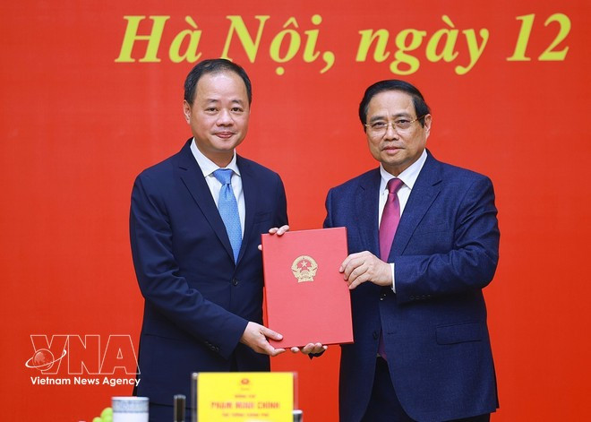 Prime Minister Pham Minh Chinh hands over the decision to Prof. Dr Tran Hong Thai. (Photo: VNA)