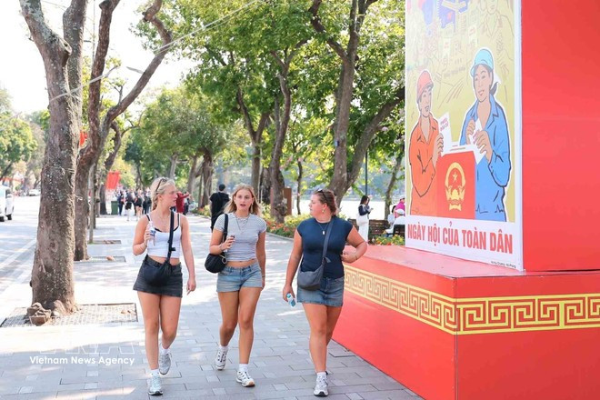 Ha Noi streets are decorated with banners on the general election. (Photo: VNA)