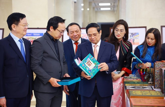 Prime Minister Pham Minh Chinh visits an exhibition of culture, sports, and tourism products held within the framework of the confernce. (Photo: VNA)