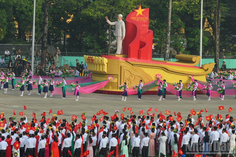 Ceremonial vehicle carrying President Ho Chi Minh's portrait at the 80th National Day parade (Photo: THE DAI) imagebd2.jpg