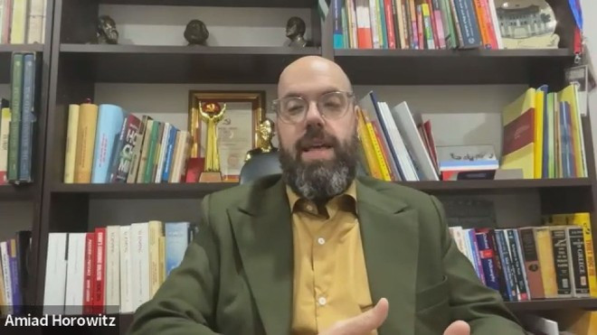 Journalist Amiad Horowitz in a conference talk with the VNA reporter (Photo: VNA)