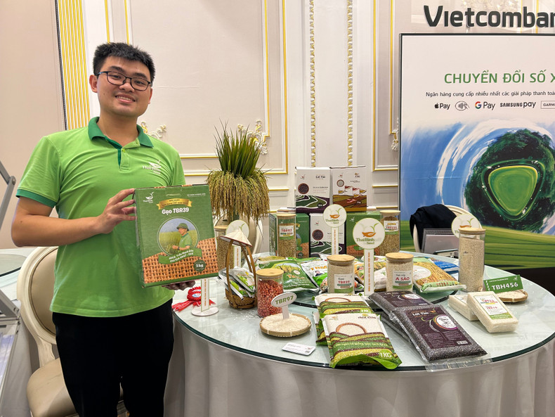 Hung Yen’s OCOP products have been displayed, promoted, and sold at trade fairs, exhibitions, supermarkets, e-commerce platforms, and social networks. 13-10-san-pham-ocop.jpg