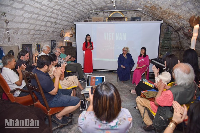 At the launch event of the photo book france2.jpg