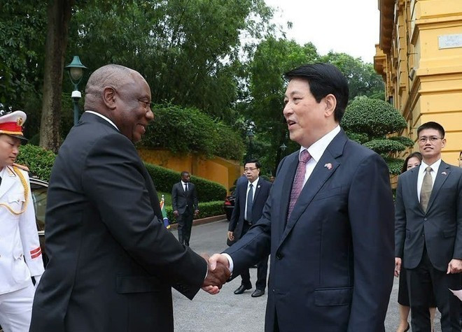 State President Luong Cuong (right) welcomes his South African counterpart Matamela Cyril Ramaphosa in Hanoi on October 23. (Photo: VNA) State President Luong Cuong (right) welcomes his South African counterpart Matamela Cyril Ramaphosa in Hanoi on October 23. (Photo: VNA)