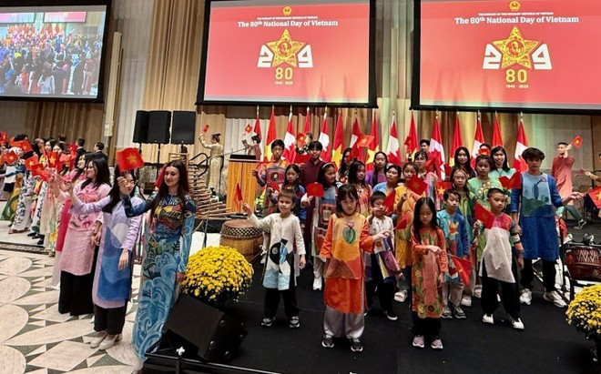 An ao dai show by Vietnamese students in Canada at the ceremony (Photo: VNA) An ao dai show by Vietnamese students in Canada at the ceremony (Photo: VNA)