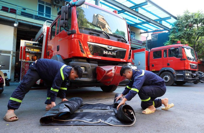 Firefighters of Ha Noi's police prepare equipment and are ready to embark on missions. (Photo: VNA) Firefighters of Ha Noi's police prepare equipment and are ready to embark on missions. (Photo: VNA)