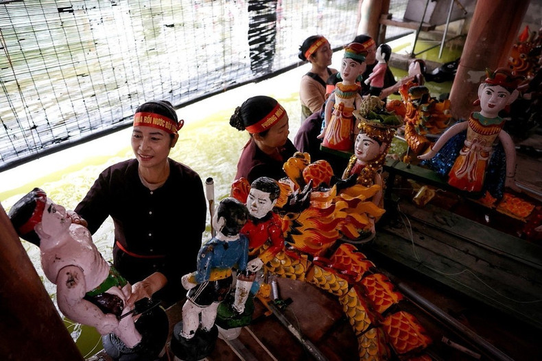 Water puppetry artists preparing for a performance (Photo: VNA) 05-dao-thuc-water-puppetry.jpg