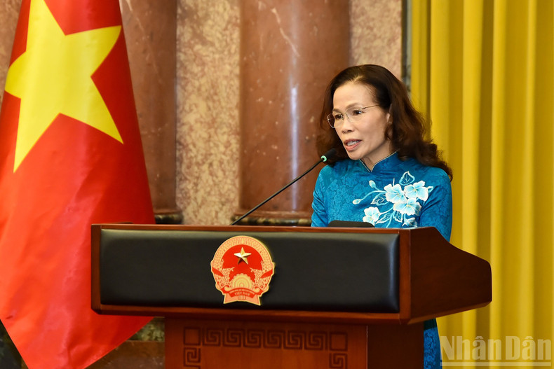 Chair of VAPE's branch in Son La Province, Mai Thu Huong speaks at the meeting Chair of VAPE's branch in Son La Province, Mai Thu Huong speaks at the meeting