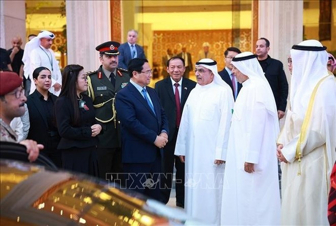 Prime Minister Pham Minh Chinh and his spouse visit the Arab Heritage Building (Photo: VNA)