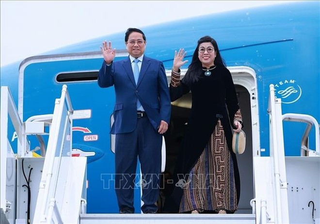 Prime Minister Pham Minh Chinh and his spouse Le Thi Bich Tran arrive at the Lennart Meri Tallinn airport in the capital of Tallinn on June 5 morning (local time). (Photo: VNA) Prime Minister Pham Minh Chinh and his spouse Le Thi Bich Tran arrive at the Lennart Meri Tallinn airport in the capital of Tallinn on June 5 morning (local time). (Photo: VNA)