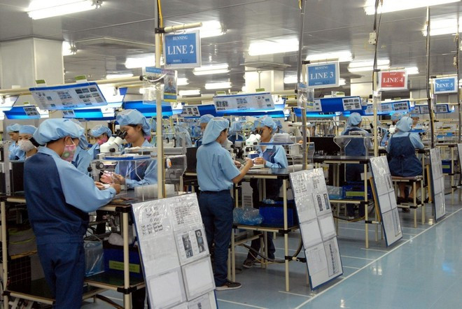 Domestically, industrial growth shows signs of recovery but remains slow and uneven (Photo: VNA) gdp-4.jpg