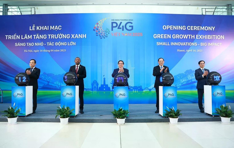 Prime Minister Pham Minh Chinh (centre) and delegates kick off the Green Growth Exhibition in Ha Noi on April 16, 2025. (Photo: VNA) vna-potal-khai-mac-hoi-nghi-thuong-dinh-dien-dan-doi-tac-vi-tang-truong-xanh.jpg