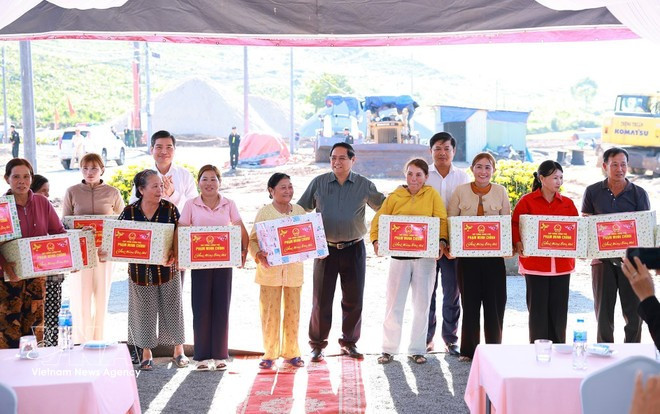 Prime Minister Pham Minh Chinh presents gifts to residents in the resettlement areas in Tuy An Tay and Tuy An Nam communes, Dak Lak province (Photo: VNA)