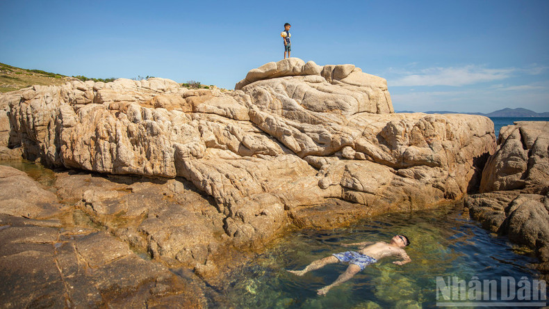 These ponds vary in size, with some small ponds only a few square metres, while others can be several dozen square metres in area. They are less than two metres deep, making them very safe for visitor experiences. dalk-lak-7.jpg