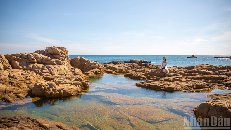 These ponds are an attractive check-in destination for many young visitors. dalk-lak-6.jpg