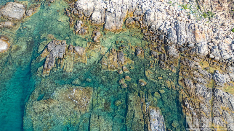 On the island's east side, the rocky reef is composed of many large and small stones stacked together. dalk-lak-4.jpg