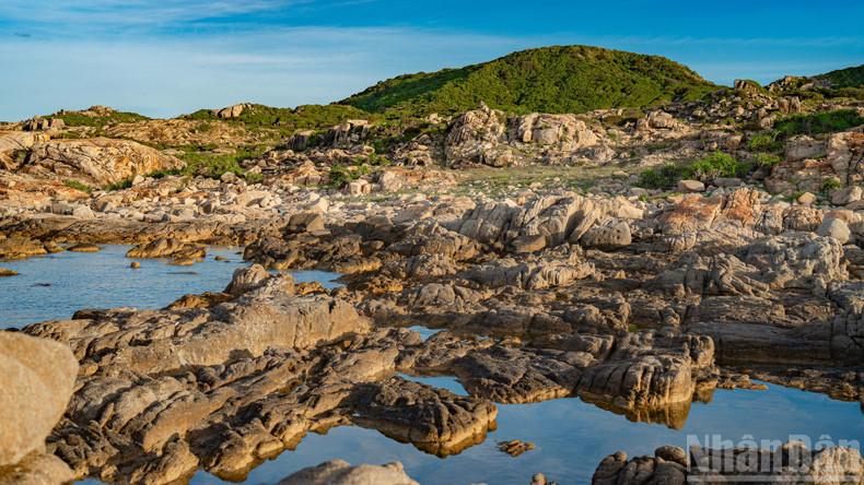 The rocky reef scenery on the east side of Cu Lao Mai Nha Island is particularly captivating at sunset. dalk-lak-9.jpg
