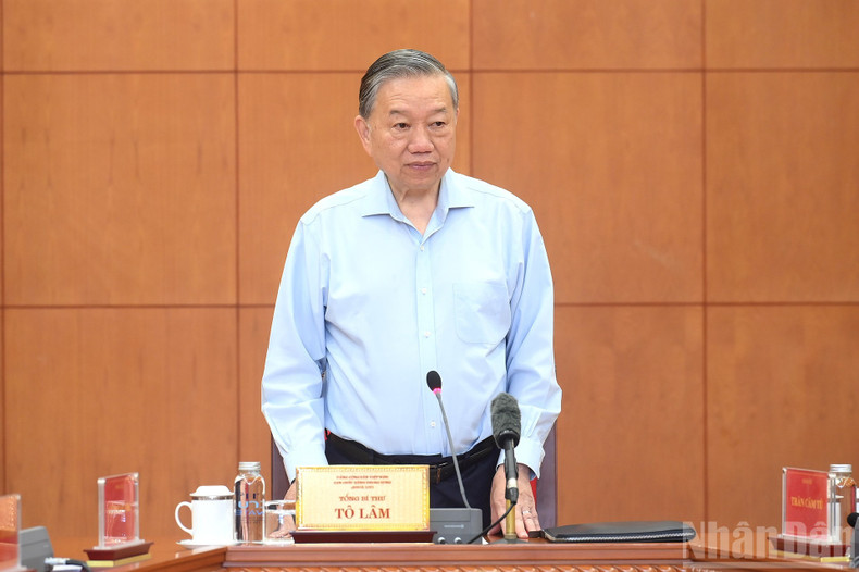 Party General Secretary To Lam speaks at the working session