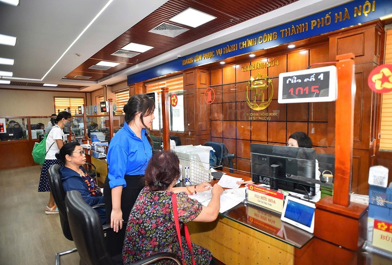 A youth union member supports elders at the Public Administrative Service Centre in Bach Mai Ward, Ha Noi (Photo: hanoimoi.vn) tn1.jpg